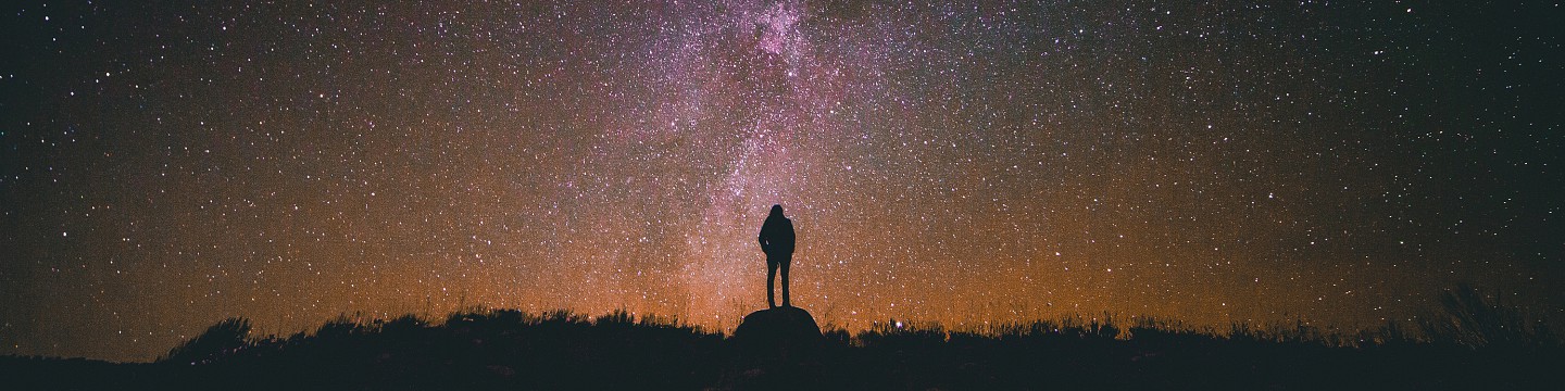 Persona sobre un fondo estrellado