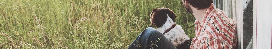 dueño y perro en el campo