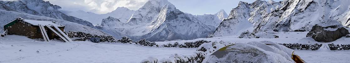 tienda de campaña en la nieve